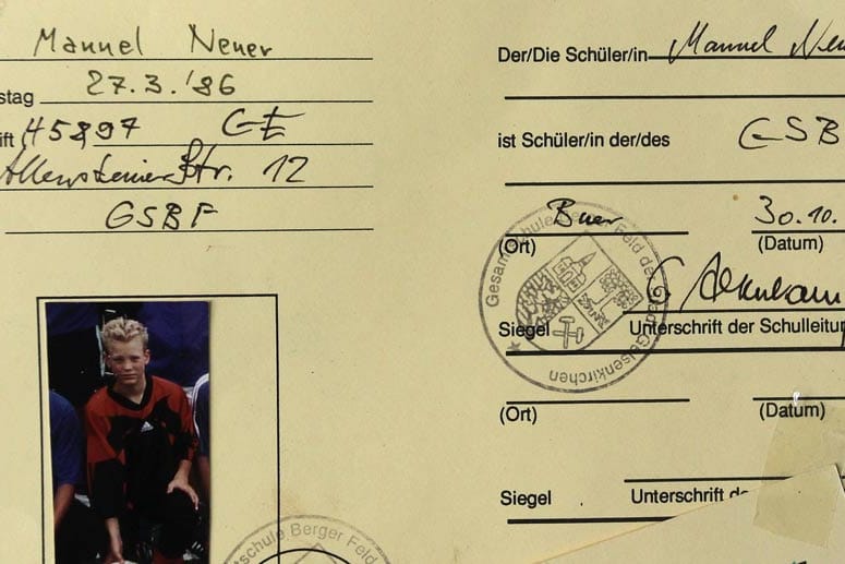 Manuel Neuer konzentrierte sich schon während der Schulzeit auf das Fußballspielen. 2000 wechselte er von der Realschule auf das Fußball-Teilinternat Berger Feld. Bis dahin hatte er parallel Tennis gespielt. Der ehemalige Tennisprofi Boris Becker gehört deshalb zu seinen Vorbildern. Manuel Neuer konzentrierte sich schon während der Schulzeit auf das Fußballspielen. 2000 wechselte er von der Realschule auf das Fußball-Teilinternat Berger Feld. Bis dahin hatte er parallel Tennis gespielt. Der ehemalige Tennisprofi Boris Becker gehört deshalb zu seinen Vorbildern.