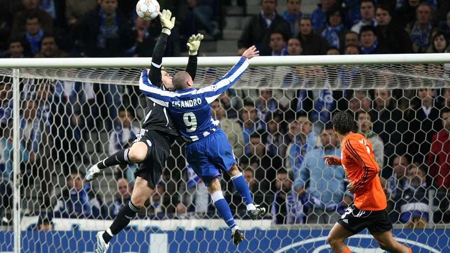 Im Jahr darauf etabliert sich Neuer auch international. In der Bundesliga ist er 2007/2008 bei allen 34 Saisonspielen gesetzt und kann bei der Champions League überzeugen. Mit etlichen Paraden und zwei gehaltenen Elfmetern trägt er wesentlich zum Viertelfinaleinzug der Gelsenkirchener gegen den FC Porto am 05. März 2008 bei.