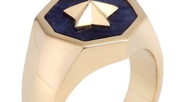 Ein markantes Schmuckstück des japanischen Designers Atsuko Sano: Den vergoldeten Ring aus Sterling Silber ziert ein Sodalit (über Luisa Via Roma für 1700 Euro).