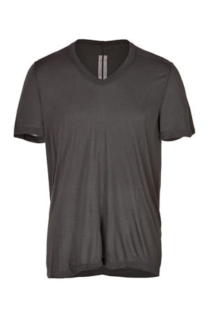 Das ist nicht einfach nur ein T-Shirt, sondern eine Luxusversion dessen: Das Shirt aus (über Stylebop um 205 Euro) macht Designer Rick Owens zum Wohlfühl-Piece für die Ewigkeit.