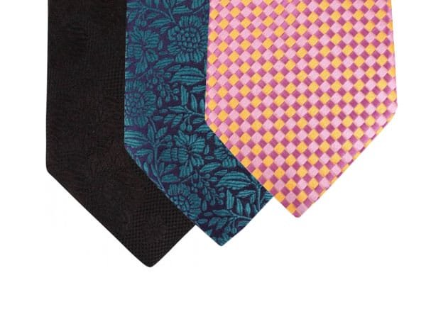 Krawatten für alle Fälle: Ob zeitlos in Schwarz, businesstauglich in Blau oder strahlend in Pink – mit den feinen Seidenkrawatten aus dem Hause Penrose London sind Sie stets gut gekleidet.