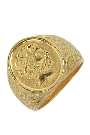 Handgefertigt in althergebrachten Wachsguss-Technik wird der Herrenring von Torrini (um 2415 Euro über Forzieri) aus 18 karätigem Gelbgold mit dem eingravierten Profil Sokrates geschmückt.