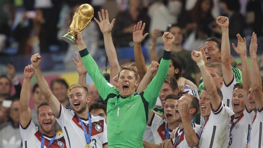 Den "Goldenen Handschuh" dürfte Neuer angesichts des WM-Pokals aber zumindest kurzfristig vergessen haben. Am 13. Juli bejubelten die Deutschen mit ihrer Nummer eins den Titelgewinn bei der Weltmeisterschaft.