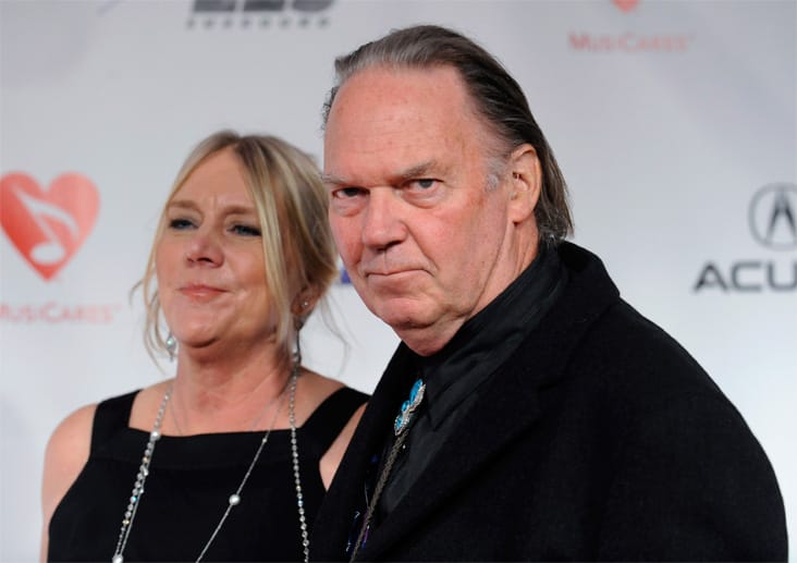 Neil Young und seine Ehefrau Pegi lassen sich nach 36 Jahren Ehe scheiden. Wie der "Rolling Stone" berichtet, reichte der Musiker die Scheidungspapiere bereits am 29. Juli ein.