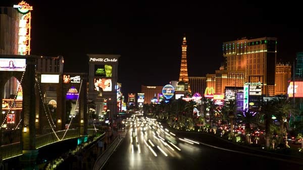 Wenigstens einmal muss jeder Las-Vegas-Besucher Zockerluft in den großen Casinos schnuppern - etwa im MGM Grand oder im Bellagio, das im Film "Ocean's Eleven" zu Hollywood-Ehren gekommen ist. In riesigen Spielsälen mit einem Meer von Spieltischen und Spielautomaten erfreuen sich Klassiker wie Black Jack, Roulette und Poker ebenso großer Beliebtheit wie Exoten namens Keno und Pai Gow.