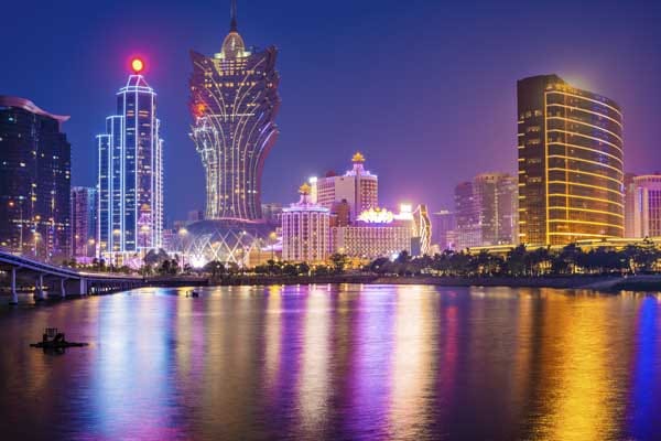 Nicht in Las Vegas, sondern in der chinesischen Metropole Macao steht das größte Spielcasino der Welt. Das "Venetia Resort" ist ein gigantischer Hotel-Casino-Komplex, der 2007 eingeweiht wurde. Und es ist das größte Hotelgebäude Asiens: Auf 550.000 Quadratmetern können Gäste an den 800 Spieltischen und 3400 Spielautomaten das Glück herausfordern.