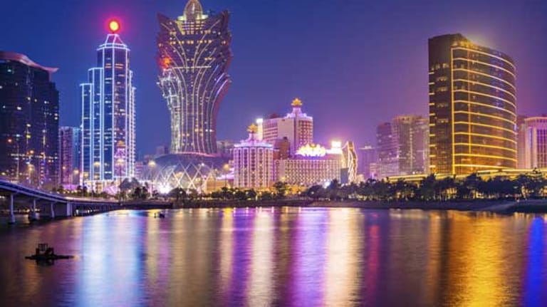 Nicht in Las Vegas, sondern in der chinesischen Metropole Macao steht das größte Spielcasino der Welt. Das "Venetia Resort" ist ein gigantischer Hotel-Casino-Komplex, der 2007 eingeweiht wurde. Und es ist das größte Hotelgebäude Asiens: Auf 550.000 Quadratmetern können Gäste an den 800 Spieltischen und 3400 Spielautomaten das Glück herausfordern.
