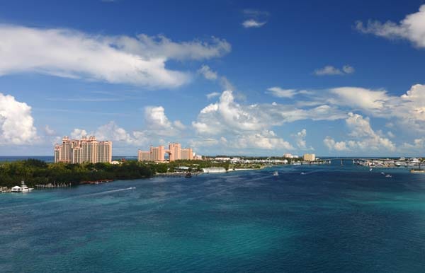Mit künstlichen Lagunen und samtweichen Palmenstränden, mit gläsernen Tunneln durch die farbenprächtige Unterwasserwelt und einem Mayatempel voller Wasserrutschen ist das Inselresort "Atlantis" auf Paradise Island (Bahamas) eine Welt für sich. Hier liegt das größte Casino der Karibik (mit Dependance in Dubai).