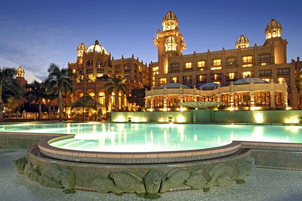 Im Norden Südafrikas liegt das 1979 eröffnete Sun City Resort. Der Komplex bietet vier Hotels, Safarigelände, einen Privatpark, Golfplätze und ein Wellenbecken. Der luxuriöseste Teil der Anlage ist "The Palace of the Lost City". Epizentrum der Glücksspieler ist das Sun City Hotel. Das Casino hat 40 Roulette-, Poker-, Black-Jack- und Punto-Blanco-Tische sowie 850 Spielautomaten.