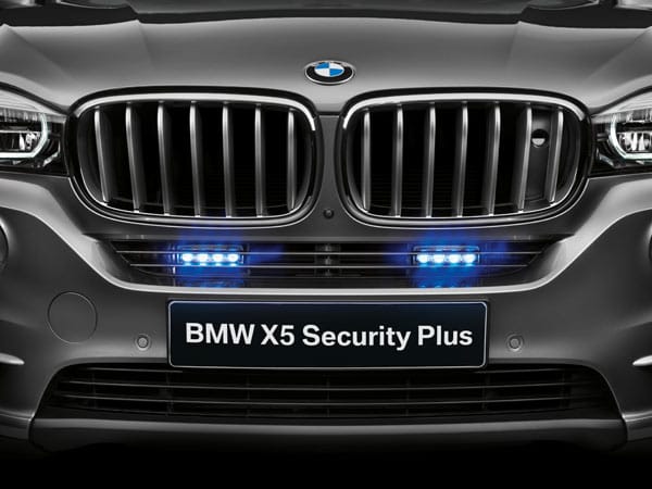 Ein Unterschied im Vergleich zum Serienmodell sind die LED-Frontblitzer im Kühlergrill, die BMW optional für das Sondermodell bietet.