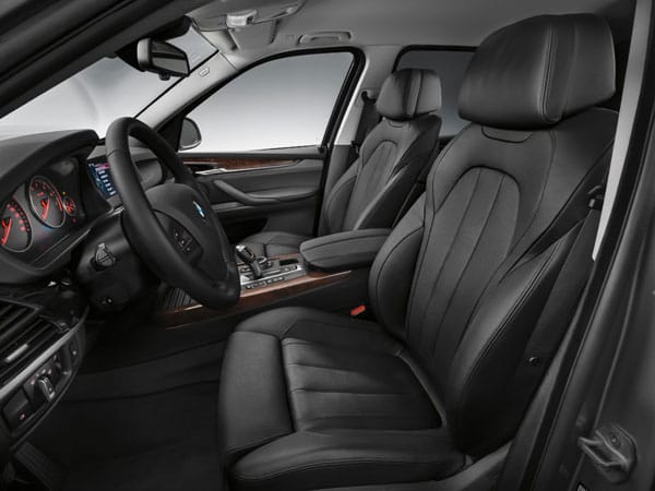 Blick ins Cockpit: der BMW X5 Security gibt sich trotz der Sicherheitsausstattung auch im Innenraum luxuriös