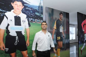 Cristiano Ronaldo stammt von der portugiesischen Insel Madeira. Für Nacional Funchal schnürte er einst die Fußballschuhe. Sein Bruder Hugo (Mitte) präsentiert in seiner Heimatstadt das Ronaldo-Museum.