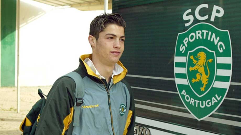Schon mit 12 Jahren wechselt der Hochbegabte in die Jugendabteilung des Spitzenklubs Sporting Lissabon. Als 17-Jähriger debütiert der Flügelflitzer in der ersten portugiesischen Liga.