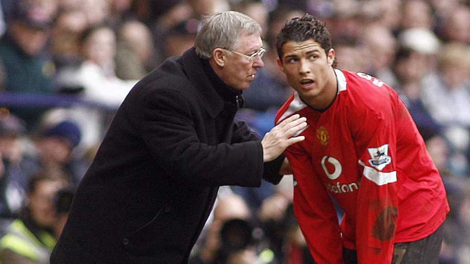 2003 gelingt Ronaldo der Sprung in die englische Premier League. Manchester Uniteds Trainer Sir Alex Ferguson hält große Stücke auf das Offensivtalent und soll mit seiner Einschätzung Recht behalten. Die stolze Ablösesumme von 17,5 Millionen Euro für einen 18-Jährigen ist im Rückblick jedenfalls bestens angelegt.