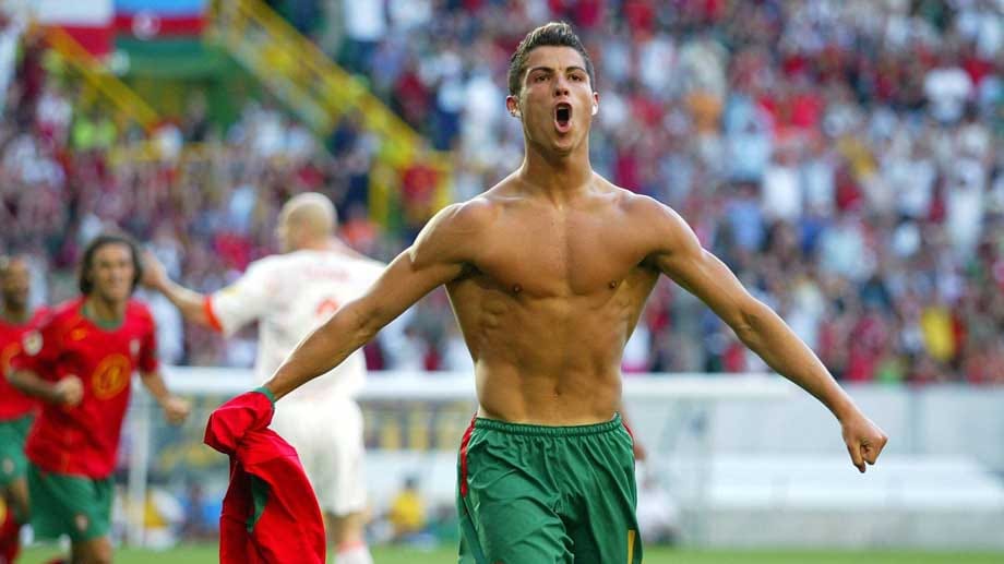 Bei der EM 2004 schafft Ronaldo den internationalen Durchbruch, als Fußballer und als Sexsymbol. Nur mit dem Titel will es nicht klappen, beim Turnier im eigenen Land scheitert Portugal schließlich im Finale am Überraschungsteam aus Griechenland.