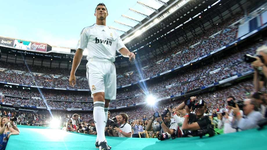 Zur Saison 2009/2010 wechselt CR7 zu Real Madrid und löst aufgrund der Ablöse von 94 Millionen Euro den bisherigen Rekordhalter Zinedine Zidane als teuersten Spieler der Welt ab.