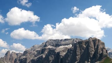 Wenn es ums reine Klettern geht, findet jeder Climber überall in Deutschland Möglichkeiten: künstliche Wände, Indoor oder Outdoor, Felsen und Abhänge. Trotzdem: Die Profis zieht es immer wieder in die Dolomiten. Sie lockt das großartige Panorama, das Geislerspitzen, Sellastock und Cinque Torri bieten.