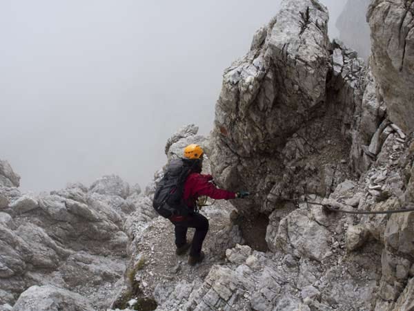Ein Muss für Klettersteigfreunde sind die Brenta-Dolomiten nördlich des Gardasees. In die senkrechte Felsenwelt hat die Natur waagrechte Felsenbänder gelegt. Die bekanntesten Steige sind der Sentiero delle Bochette und der Giro del Brenta, wo es auf Leitern, Klammern und ausgemeißelten Tritten durch die bizarre Landschaft geht.