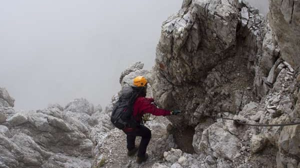 Ein Muss für Klettersteigfreunde sind die Brenta-Dolomiten nördlich des Gardasees. In die senkrechte Felsenwelt hat die Natur waagrechte Felsenbänder gelegt. Die bekanntesten Steige sind der Sentiero delle Bochette und der Giro del Brenta, wo es auf Leitern, Klammern und ausgemeißelten Tritten durch die bizarre Landschaft geht.