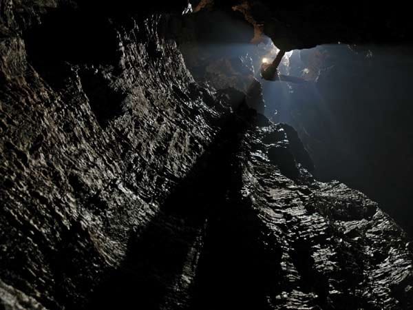 Fachleute sprechen vom Befahren, wenn sie die kühle Unterwelt erkunden. Die ersten Touren führen meist durch das trockene System in einfache Horizontalhöhlen. Weiter unten in den Höhlen kommt das aktive System. Dort arbeitet der unterirdische Fluss noch, der die Höhlen ausgespült hat. Grands Causses nennt sich die Landschaft um die Tarnschlucht in Südfrankreich.