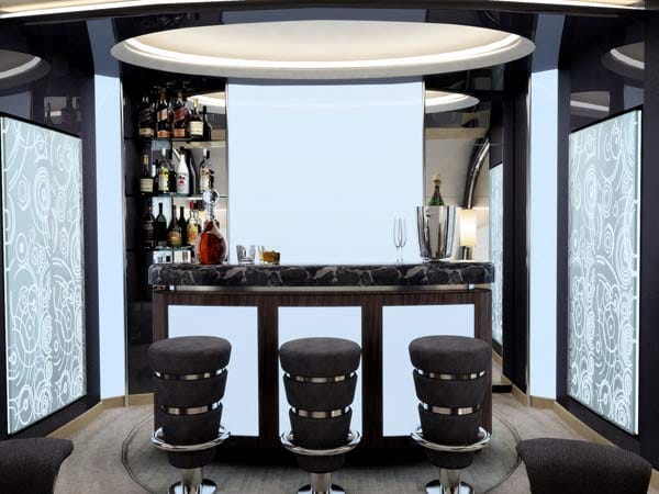 Danach noch ein edler Tropfen an der bordeigenen Bar. Danach noch ein edler Tropfen an der bordeigenen Bar.