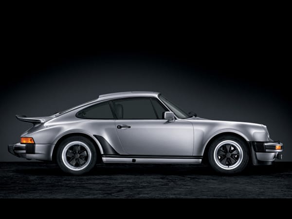 Manche Motoren und die Autos, die die mächtigen Aggregate enthalten, sind über die Jahre zum Mythos geworden. Dazu zählt der Porsche 911 Turbo. Mit diesem ersten serienmäßigen Turbo-Sportwagen leitete der Autobauer aus Stuttgart-Zuffenhausen 1974 eine ganz neue Ära der Hochleistungssportwagen ein.