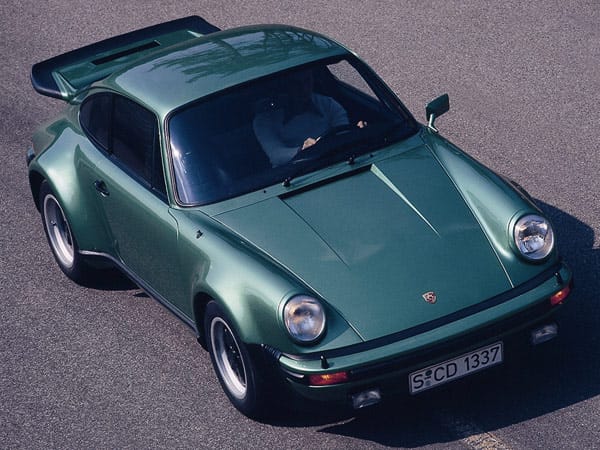 Ursprünglich war nur eine prestigeträchtige Kleinserie geplant. Doch schon in den ersten drei Modelljahren wurden 2850 Einheiten des 911 Turbo produziert. Damit hatten die Porsche-Strategen nicht gerechnet.