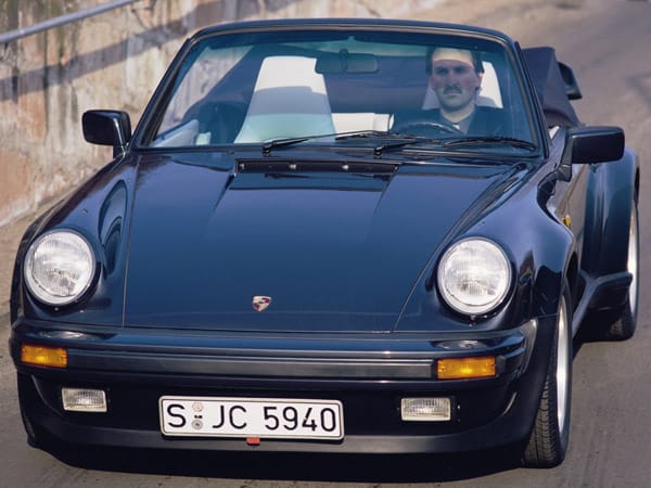 Den Porsche gab und gibt es auch als Cabrio. Hier dreht ein Porsche Cabrio von 1987 seine Runden.