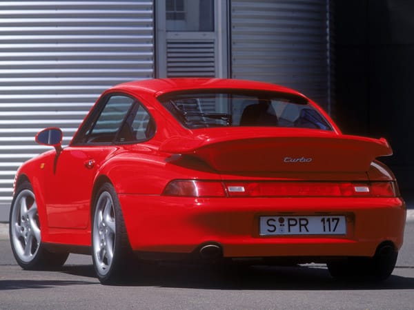 Während der Modellgeschichte hat sich das Aussehen der Porsche nur wenig verändert. Doch bei der Motorleistung hat sich einiges getan. Die Porsche 911 Turbo aus dem Jahr 1996 bot eine Leistung von bis zu 408 PS.
