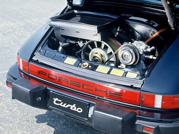 Der Umgang mit den potenten Aggregaten will geübt sein. Nicht zuletzt aus diesem Grund wurde auch die "Porsche Sport Driving School" gegründet. In dieser "Fahrschule" lernen die Besitzer eines 911 Turbo, die Grenzen dieses Super-Sportwagens zu finden und auszuloten.