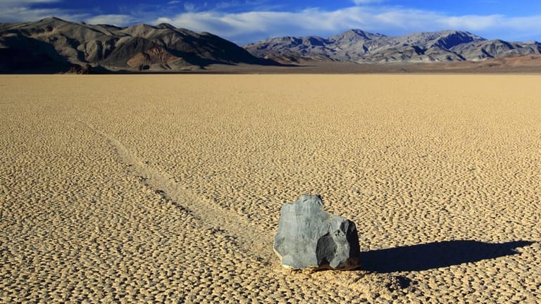 Hochebene im kalifornischen Tal des Todes: Steine streunen über den Wüstenboden, das beweisen lange Schleifspuren hinter ihnen.