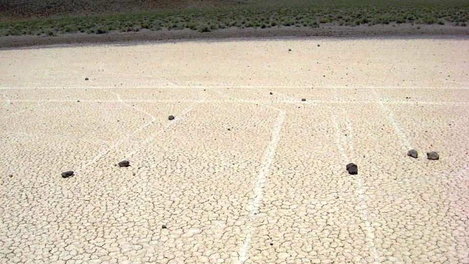 Furchen in alle Richtungen: Was die Felsklumpen im Death Valley antreibt, ließ Geologen seit Jahrzehnten rätseln.