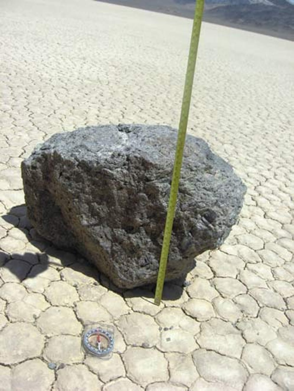 Vermessung: Die dicke Karen - so heißt einer der Steine - kommt mit ihren 320 Kilogramm nur langsam voran.