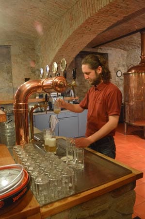 Trinke lieber ungewöhnlich: In der Minibrauerei "Labut" in der tschechischen Stadt Litomerice kommen Bierliebhaber auf ihre Kosten.