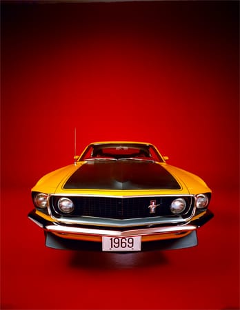 Schon zum Start gab es auch einen Mustang mit einem mächtigen V8-Motor, der zum Kennzeichen des US-Kultautos wurde. Der Wagen ist vor allem aber auch für seine bullige Optik bekannt. Wer diese Front im Rückspiegel sieht, sollte die linke Spur lieber freiwillig räumen.