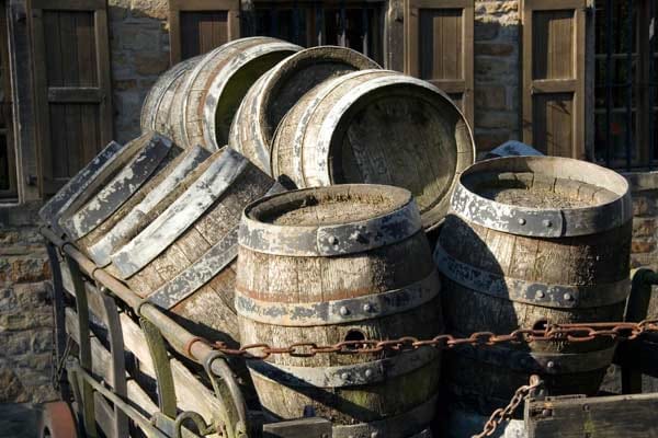 Alte Bier-Fässer in den USA. Inzwischen werden auch Whisky oder Rum-Fässer zum Veredeln von Bier eingesetzt.