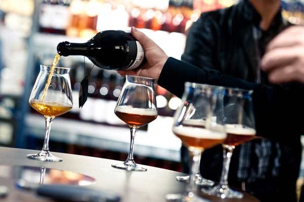 Craft Beer wird in Gläsern eingeschenkt, die auch als Weingläser durchgehen könnten. Dadurch verdichtet sich das Aroma nach oben.