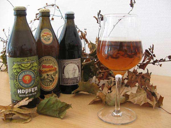 Bei einer Verkostung in der Berlin Beer Academy kredenzt Bier-Sommelière Sylvia Kopp sieben verschiedene Bierstile.