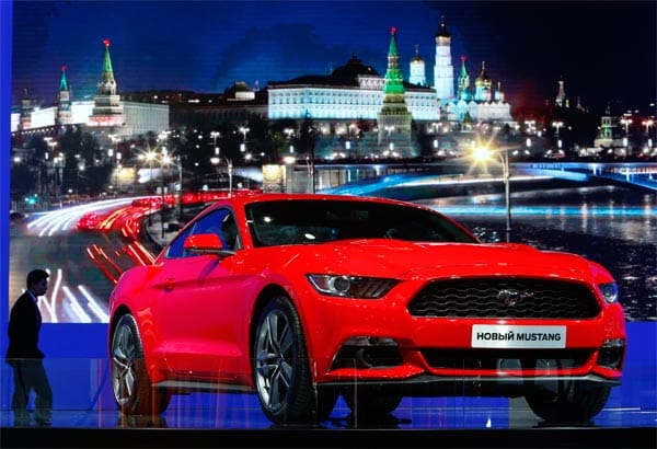 Anders als die Vorgänger wird der neue Mustang zum Weltauto. Ford will den Boliden in 120 Ländern, darunter nun auch Deutschland anbieten. Deutsche Kunden sind damit nicht mehr auf Grauimporteure angewiesen. Sogar eine Version mit Rechtslenker wird Ford erstmals anbieten.
