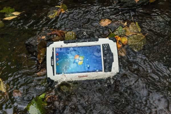 Eines der wenigen Outdoor-Tablets ist das Algiz 10X von Handheld. Es läuft mit Windows 7 Ultimate und ist nach dem strengen Militärstandard MIL-STD-810G gegen Spritzwasser, Staub und Stürze geschützt.
