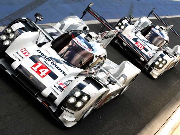 Die Farbe Silber soll an die Porsche-Farbe erinnern und die schwarz-roten Farbakzente an die Farbgebung des Hybrid-Rennwagens von Le Mans.