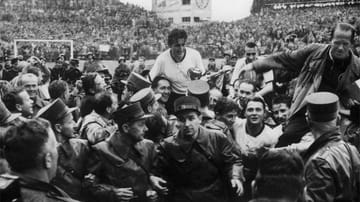 Fritz Walter (Mitte) war Kapitän der legendären 54er-Mannschaft, die in einem denkwürdigen Finale gegen Ungarn in Bern den ersten Weltmeister-Titel nach Deutschland holte. 30 Mal trug Walter in der Zeit von 1951 bis 1956 die Binde.
