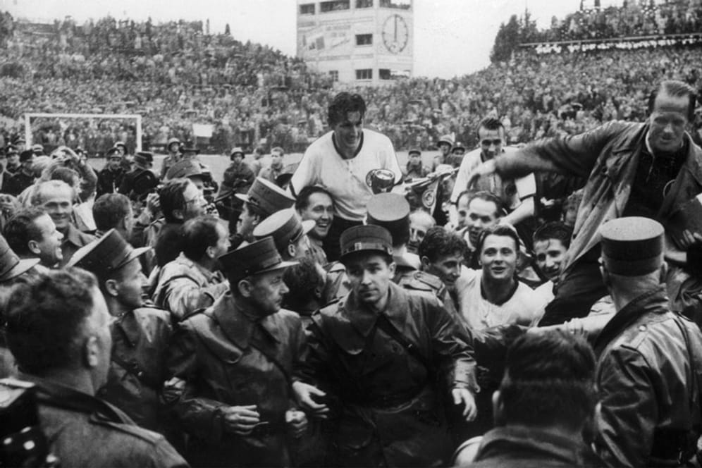 Fritz Walter (Mitte) war Kapitän der legendären 54er-Mannschaft, die in einem denkwürdigen Finale gegen Ungarn in Bern den ersten Weltmeister-Titel nach Deutschland holte. 30 Mal trug Walter in der Zeit von 1951 bis 1956 die Binde.