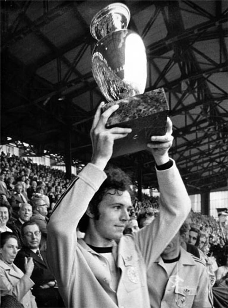 Der erfolgreichste Nationalmannschafts-Kapitän bislang ist Franz Beckenbauer. Unter seiner Leitung errang Deutschland den EM-Titel 1972 und zwei Jahre später den WM-Titel im eigenen Land. 50 Mal führte Beckenbauer die DFB-Elf als Kapitän aufs Feld. Zudem gelang ihm das Kunststück, 1990 auch als Teamchef die Weltmeisterschaft zu gewinnen.