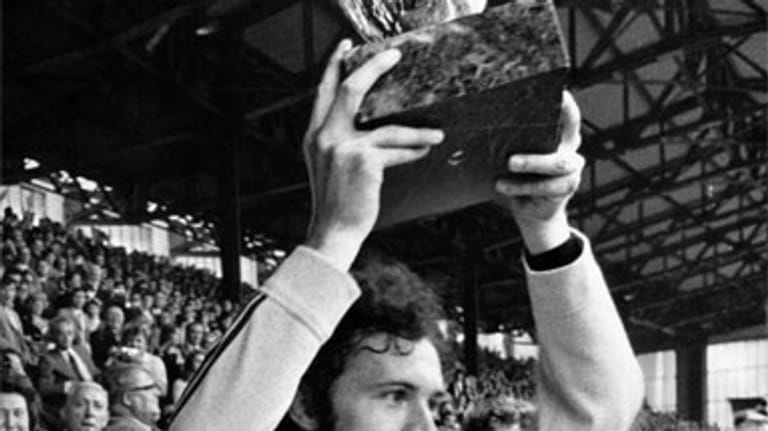 Der erfolgreichste Nationalmannschafts-Kapitän bislang ist Franz Beckenbauer. Unter seiner Leitung errang Deutschland den EM-Titel 1972 und zwei Jahre später den WM-Titel im eigenen Land. 50 Mal führte Beckenbauer die DFB-Elf als Kapitän aufs Feld. Zudem gelang ihm das Kunststück, 1990 auch als Teamchef die Weltmeisterschaft zu gewinnen.