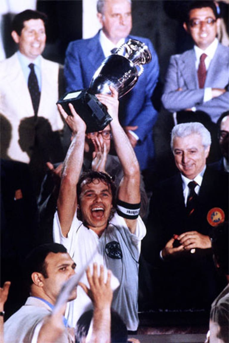 Bernard Dietz ist heutzutage wohl eher nur noch den Experten bekannt. Dennoch war es die Duisburger Legende, die mit der Nationalmannschaft 1980 als Kapitän den Europameisterschafts-Titel feierte. In 19 Spielen durfte Dietz die Kapitänsbinde der DFB-Elf tragen.