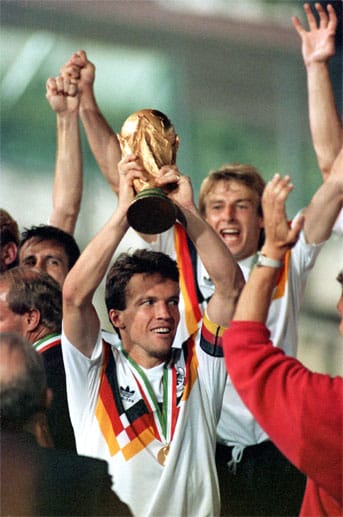 Rekordnationalspieler Lothar Matthäus trug in 75 seiner 150 Länderspiele die Kapitänsbinde und hält damit auch in der Kategorie "meiste Spiele als Deutschlands Kapitän" die Bestmarke. Unvergessen, wie die DFB-Auswahl um Kapitän Matthäus 1990 die Weltmeisterschaft in Italien gewann.