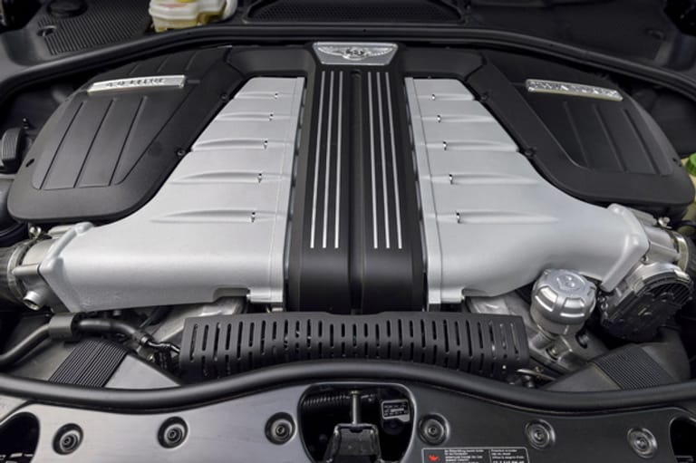 Der V8 S mit vier Liter Hubraum und Biturbo-Aufladung kommt in ähnlicher Form ebenfalls im Audi RS6/RS7 und im S8 zum Einsatz. Das moderne Triebwerk stellt bereits ab 1700 Touren sein maximales Drehmoment von 680 Newtonmetern zur Verfügung und leistet 528 PS bei 6000 Umdrehungen.