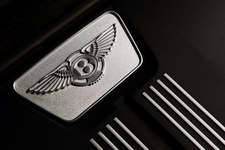 Beispielsweise durch die Abschaltung von vier Zylindern bei gemäßigter Fahrt soll der Motor die Umweltbilanz von Bentley verbessern. Der offizielle Durchschnittsverbrauch fällt zwar über 25 Prozent geringer aus als bei den Zwölfzylindern, liegt allerdings immer noch bei 10,9 Liter.
