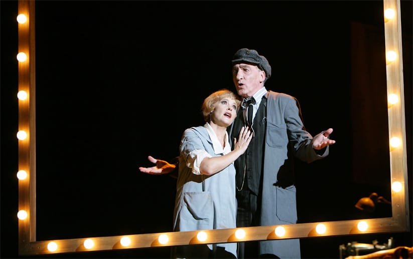 2006 stand er in Bertolt Brechts "Dreigroschenoper" im Berliner Admiralspalast an der Seite von Katrin Sass auf der Bühne.